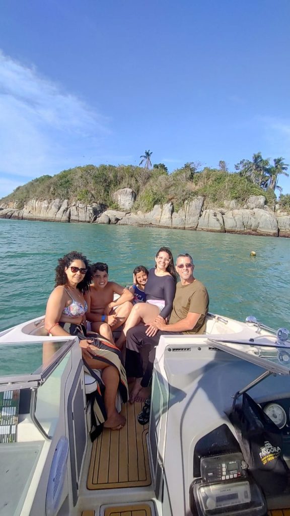 passeio de lancha em grupo